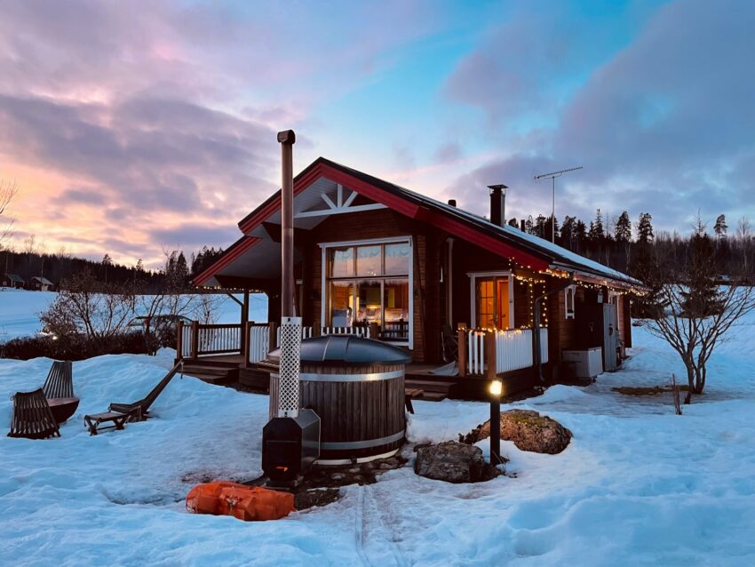 Liten stuga i snölandskap